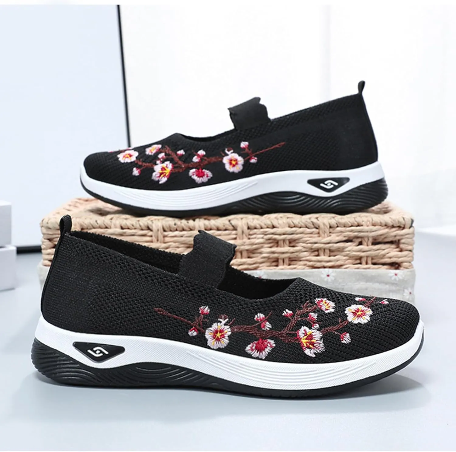 Women's Flats Shoes National Style Embroidered Flower Slip On Mesh Breathable Casual Loafers Comfortable Soft Woman Shoes Casual Heel with Arch Support